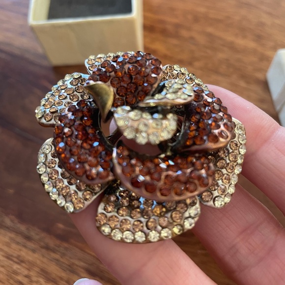 Oversized rhinestone flower cocktail ring - Picture 5 of 11